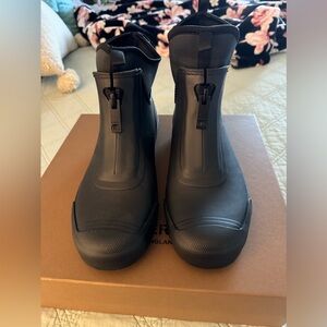 Burberry boots BNIB Flinton size 10 black with charcoal inserts